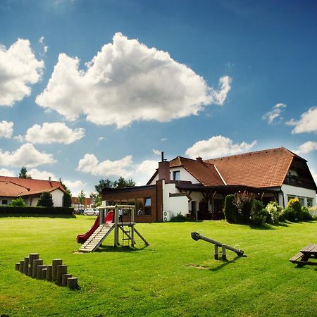 Hotel Farma Pelhřimov エクステリア 写真