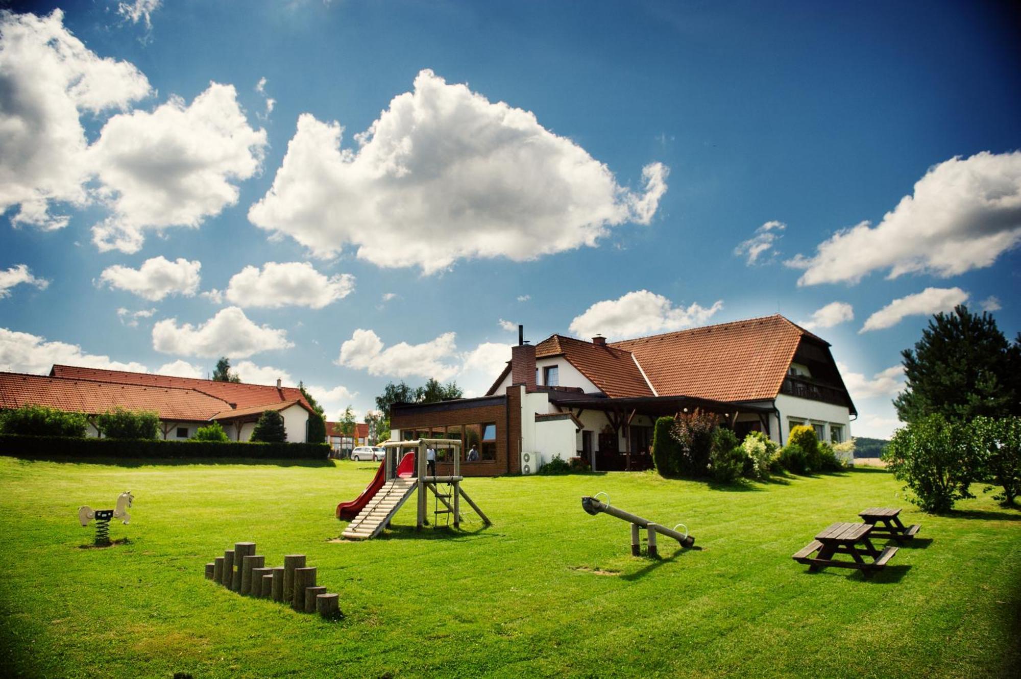 Hotel Farma Pelhřimov エクステリア 写真